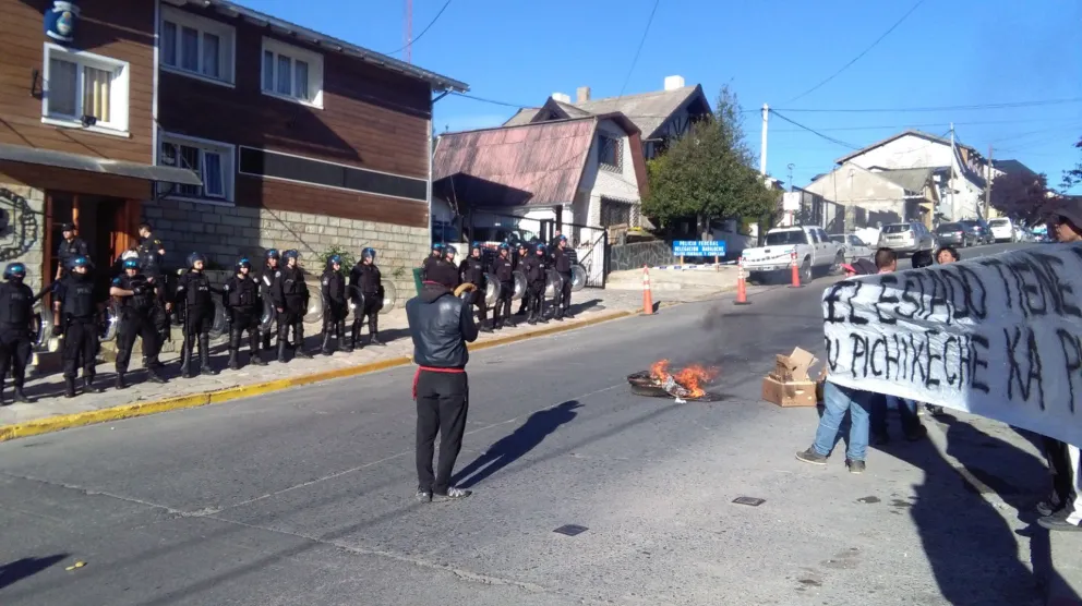 Se manifiestan frente al destacamento de Policía Federal exigiendo la liberación de los detenidos