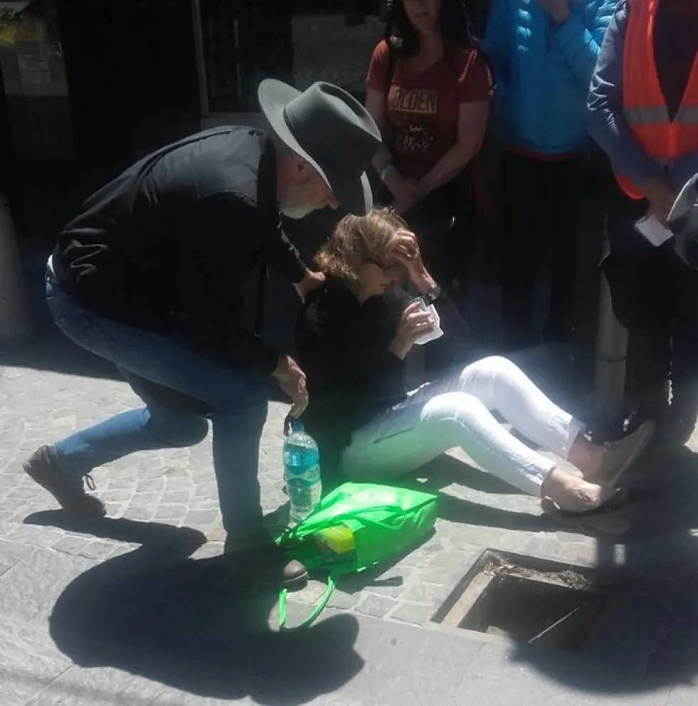 La mujer fue asistida por vecinos que pasaban por la zona. 