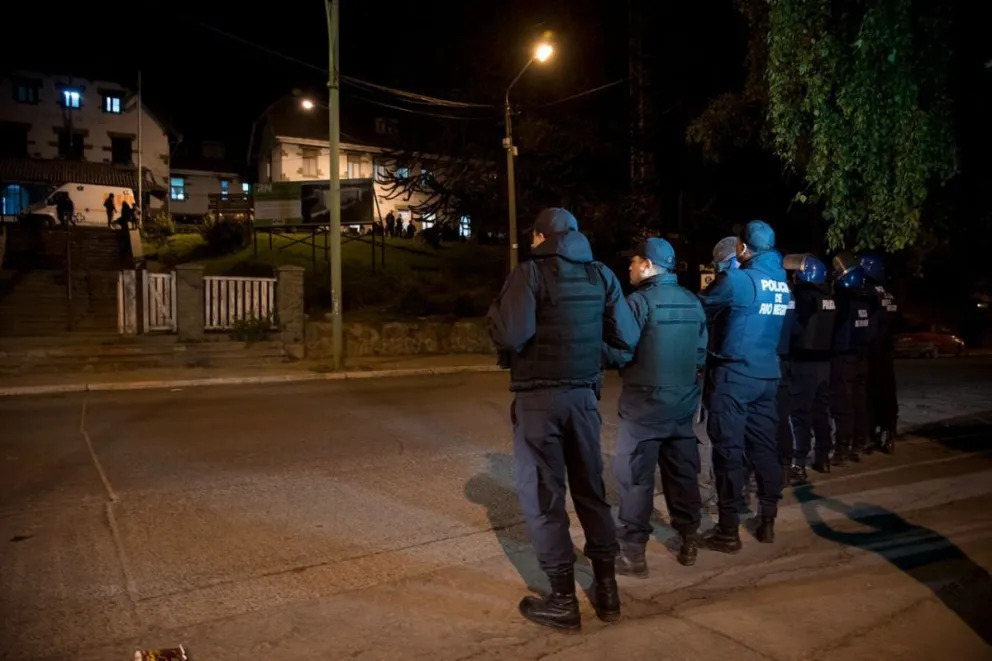 Efectivos de la Policía de Río Negro, frente al hospital zonal. 