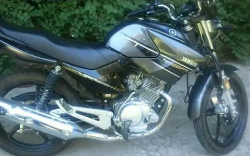 Le robaron la moto del patio de su casa
