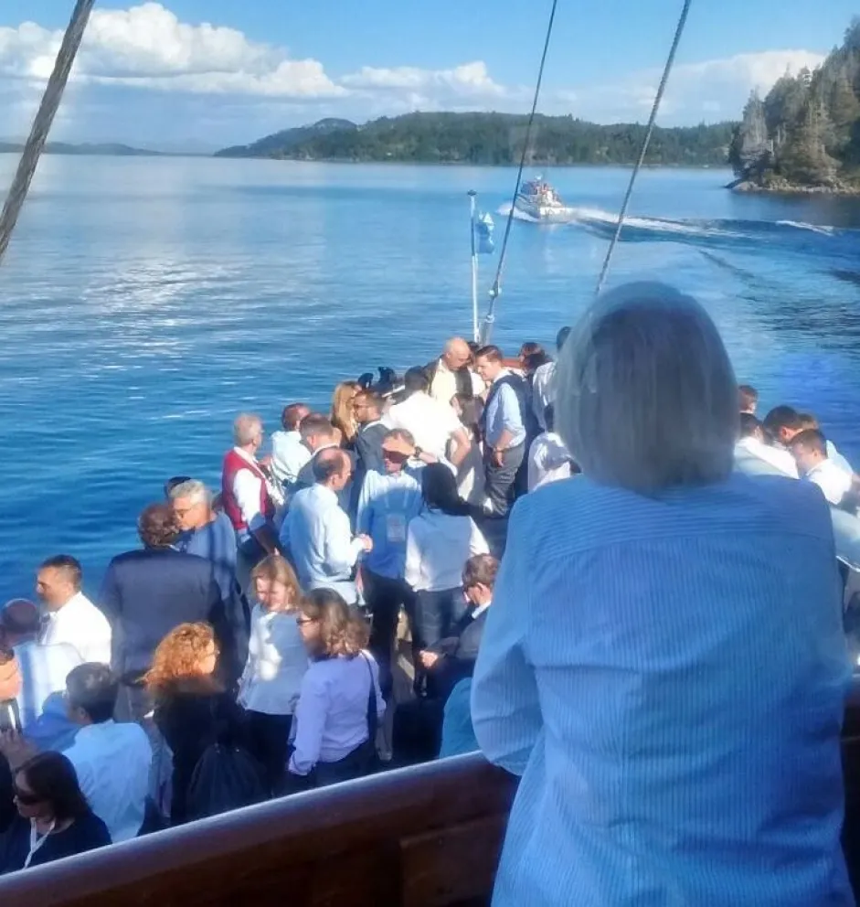 Navegaron por apróximadamente una hora.