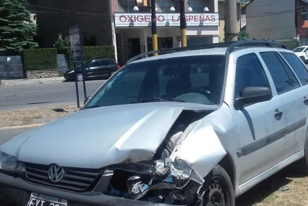 El automovil bajó "solo" por diagonal Capraro y chocó al llegar a 12 de Octubre.