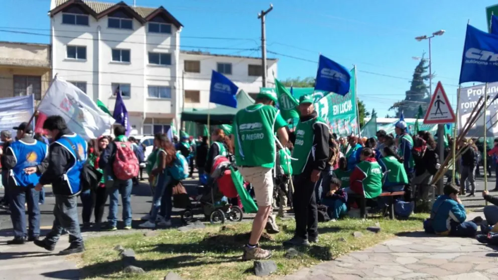 Movilización y protesta en Ñireco: hay cortes de tránsito