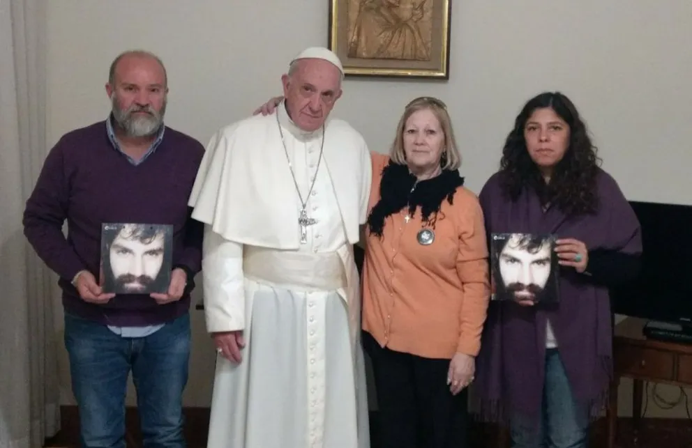 Estela, Sergio y Andrea junto al Papa Francisco.