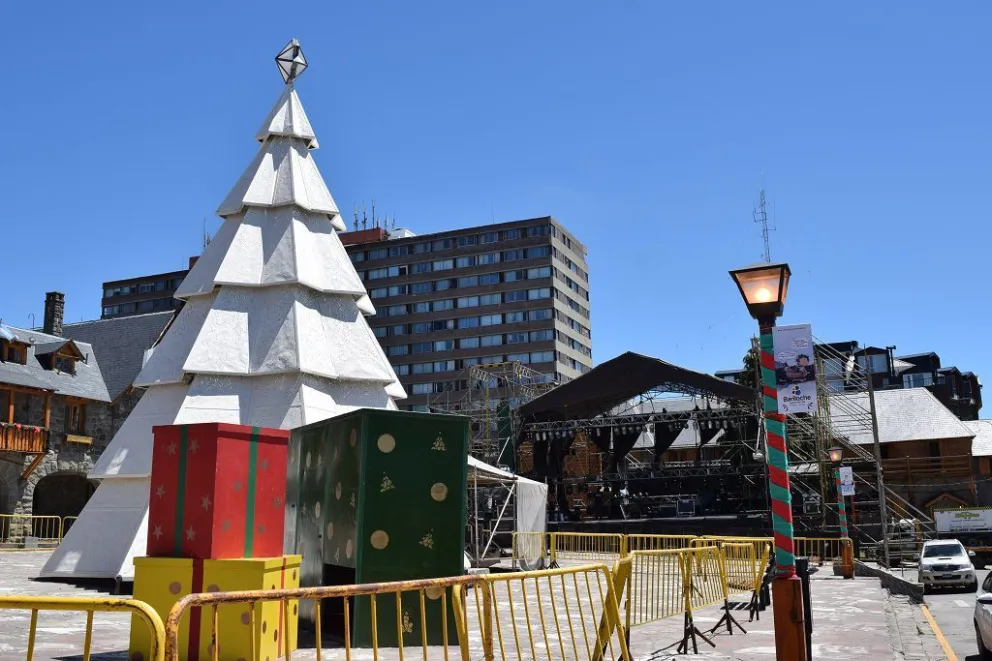 Papá Noel llega al Centro Cívico para el encendido del Árbol de Navidad