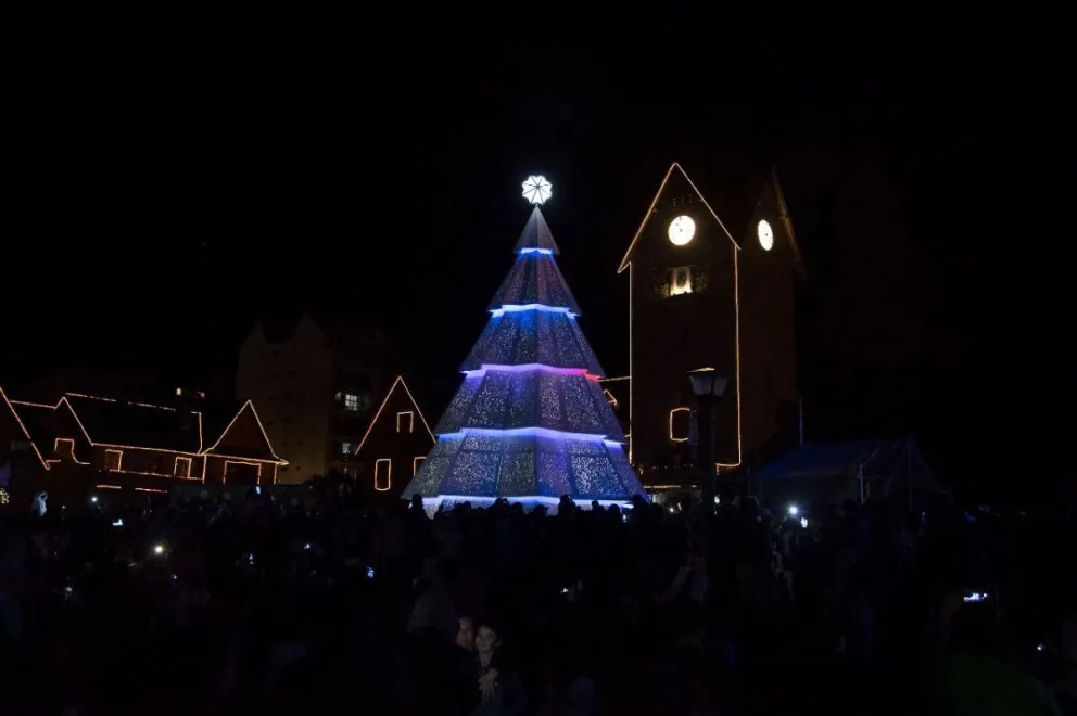 Reviví el momento en que encendieron el pino gigante de Navidad