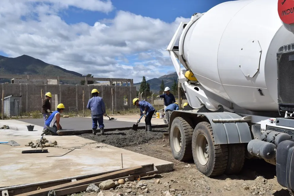 Construyen un playón en el barrio El Frutillar