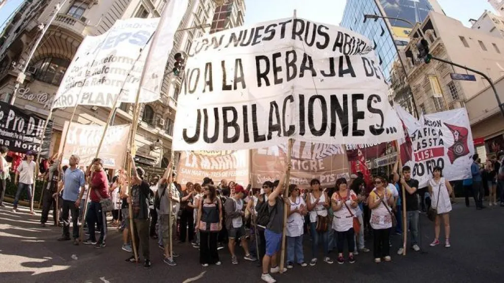 Miles de personas se manifestaron frente al Congreso de la Nación.