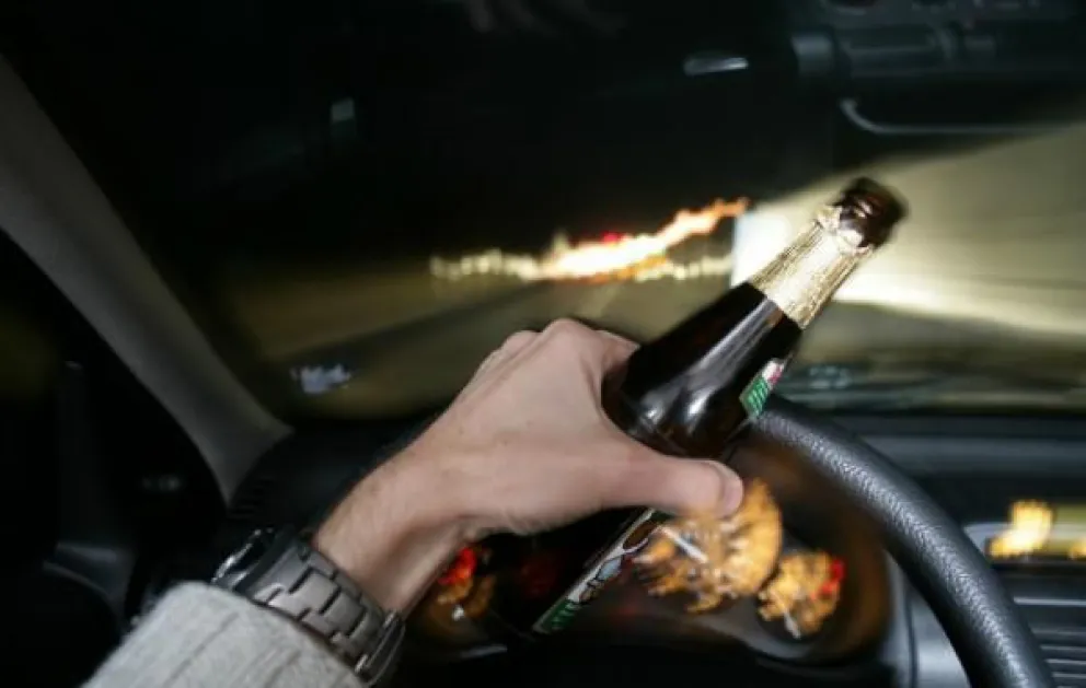 ¡Un peligro! Manejaba tomando alcohol y con un arma ilegal