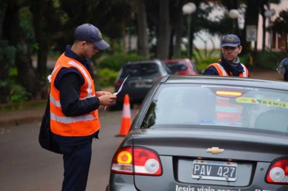 Imputaron a un policía por atropellar a un inspector de tránsito y escapar