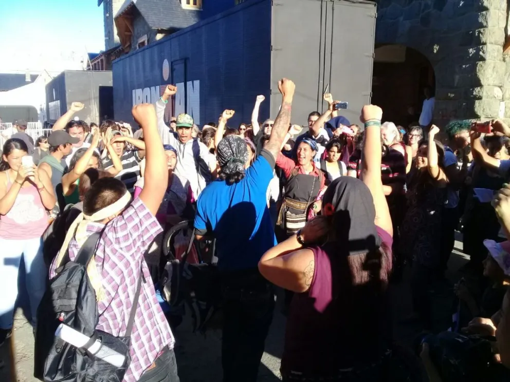 En fotos: Así fue la liberación de los imputados por los incidentes en la sentencia de Jones Huala