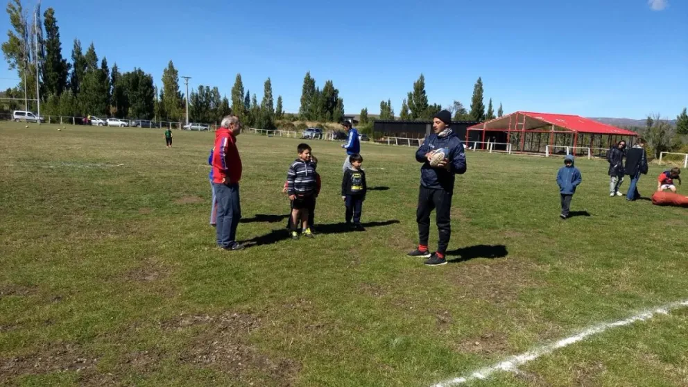 Federico Todeschini brindó una clínica de rugby en Dina Hupi