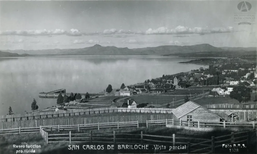 Vista parcial de Bariloche y Centro Cívico desde el barrio Belgrano en 1944. 