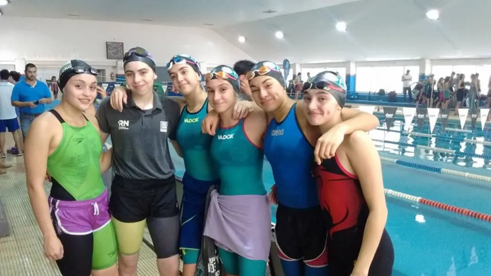 Anna Huusmann, Martina Corbalán, Tiziana Luna y el resto del equipo femenino de natación.
