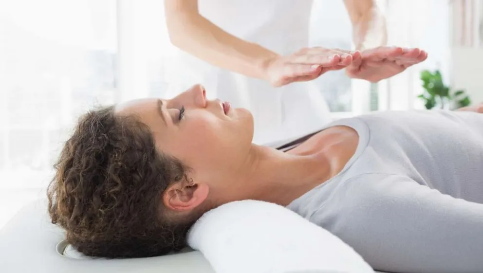 "Muchos confunden la acción de canalizar energía con reprimirla y eso está mal", aclaró la maestra Reiki. 