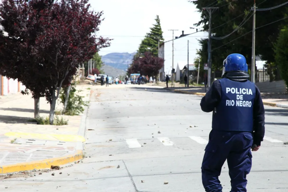 Los policías no podrán actuar con rostro cubierto ni sin identificación