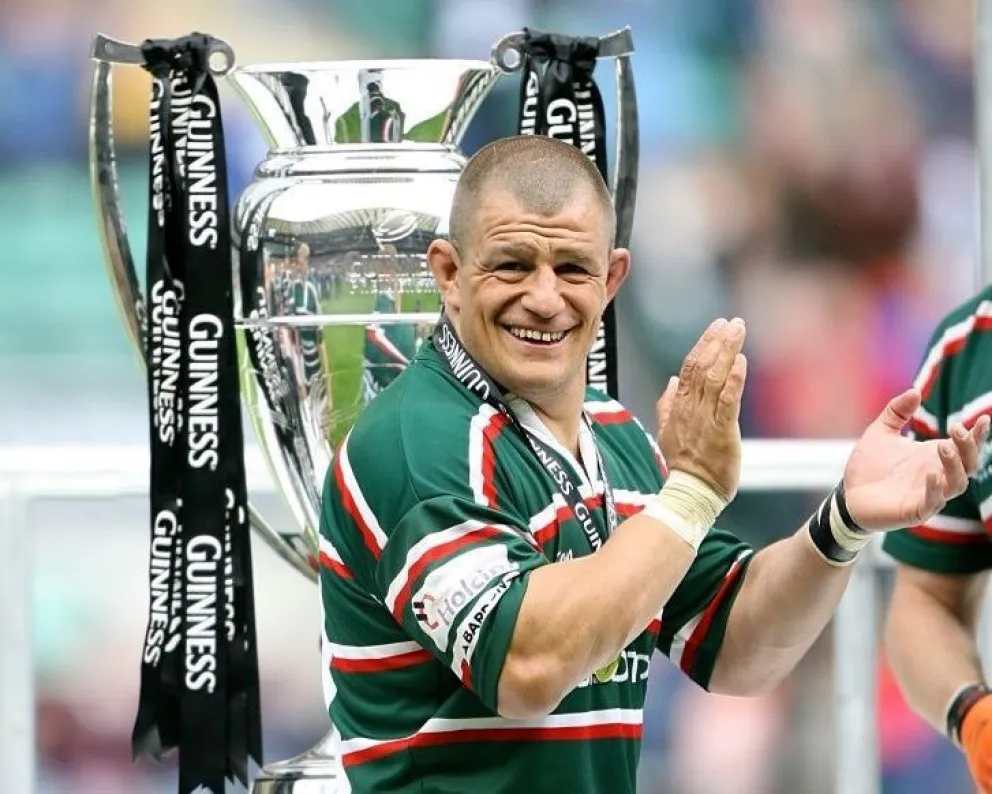 Alejandro y un recuerdo: festejando con los Tigers de Leicester.