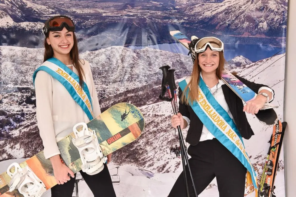 Las embajadoras de la nieve posaron en el stand de Catedral Alta Patagonia.