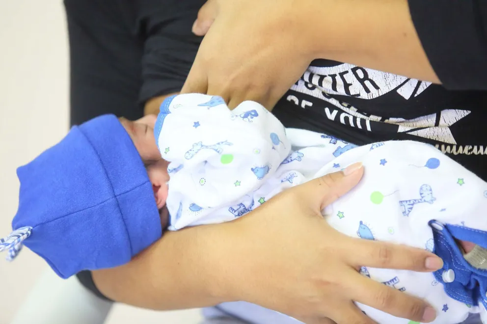 Piden continuar con la lactancia materna aunque la madre tenga coronavirus