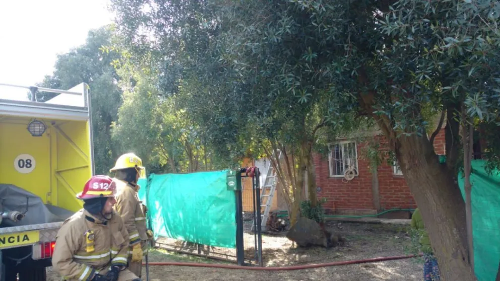 Personal de Bomberos Ruca Cura controló rápidamente la situación. 