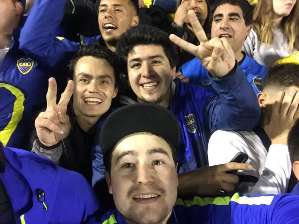 Los hinchas barilochenses festejaron a pleno en la Bombonera. 