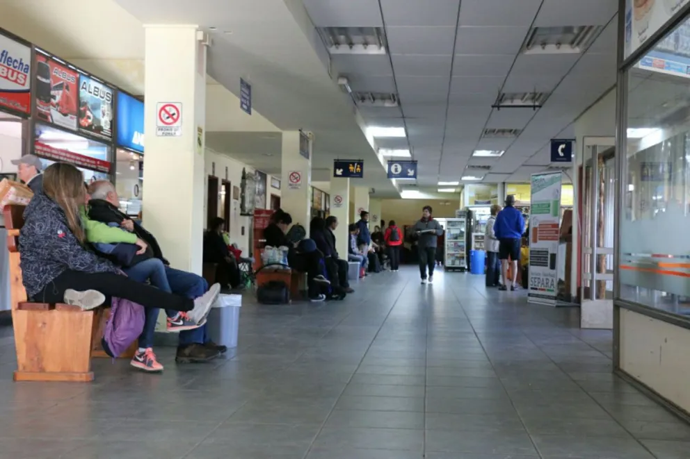 Se demoró el micro y rompió  el vidrio de la boletería de Flecha Bus de la terminal