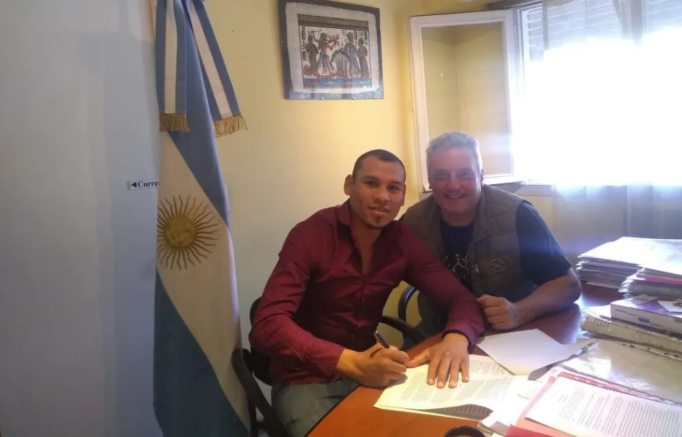 Rayman, con "Beto" Costa, en plena firma del contrato. 