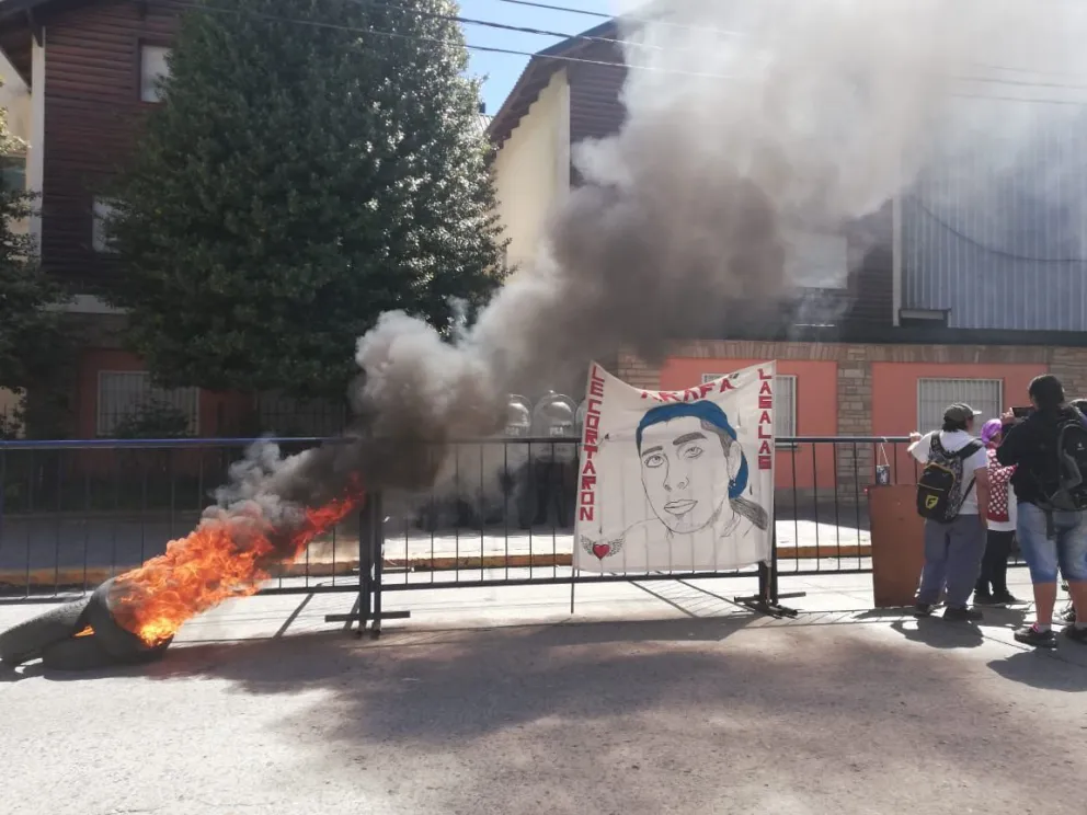 Los manifestantes arrojaron piedras y prendieron fuego cubiertas en el Juzgado Federal.