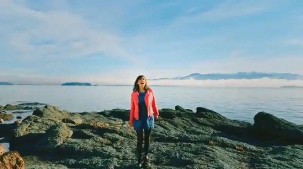 El video muestra a la artista cantando en diferentes puntos de la ciudad. 