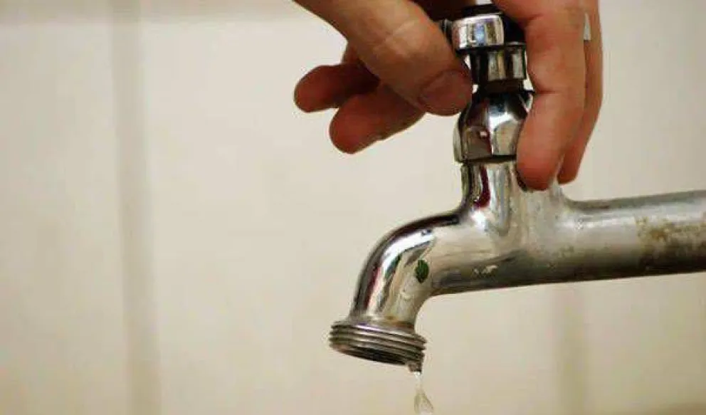 Una empresa rompió un caño de agua y afectó el servicio en varios barrios