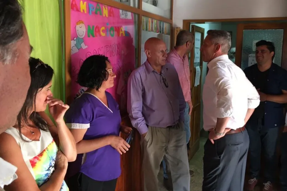 El ministro Pizzi, junto al gobernador de Chubut Arcioni, en un centro de salud.