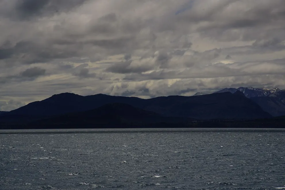 Sin rastros del kayakista que cayó al lago Nahuel Huapi