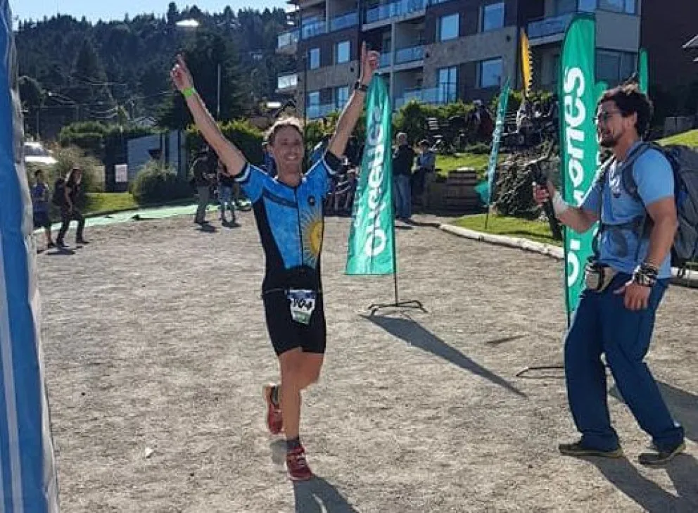 Emiliano Ponce, brazos en alto. Se llevó la general masculina.