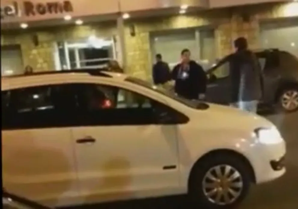 Video: en plena pelea callejera, sacó un arma de descarga eléctrica para defenderse