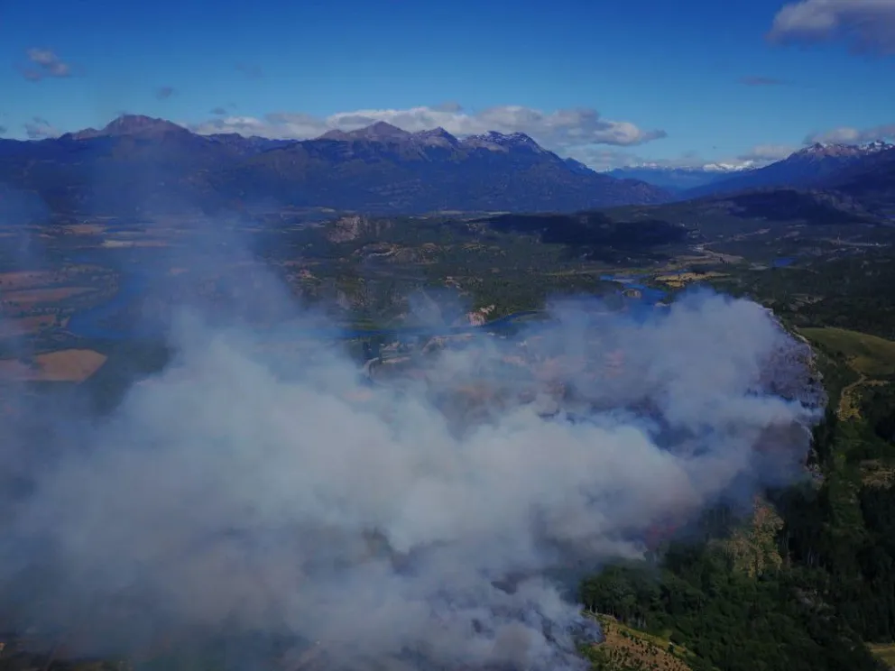 Una densa humareda cubre el área del incendio.