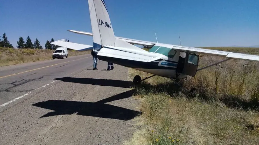 Tuvo que aterrizar de emergencia esta tarde en la ruta N° 237 a la altura de Collón Cura