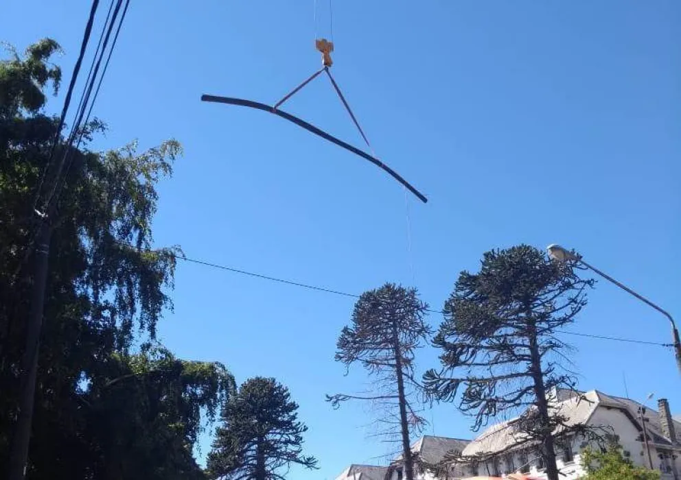 Notifoto: ¡Un Peligro! Trasladaban materiales por encima de la gente sin cortar el tránsito ni advertir a los peatones