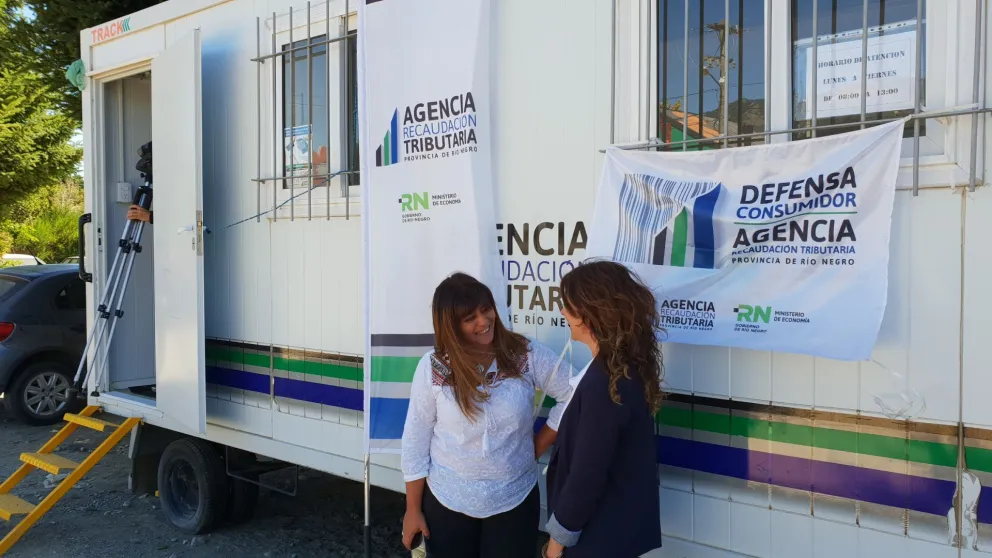 Decenas de consultas en el puesto móvil de la Agencia de Recaudación