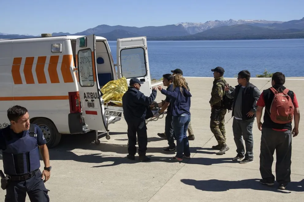 Así fue trasladado hacia el hospital zonal de Bariloche.