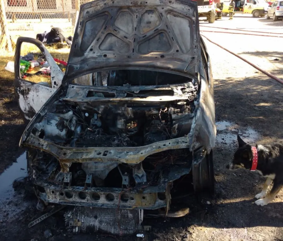 Un auto se prendió fuego en el oeste