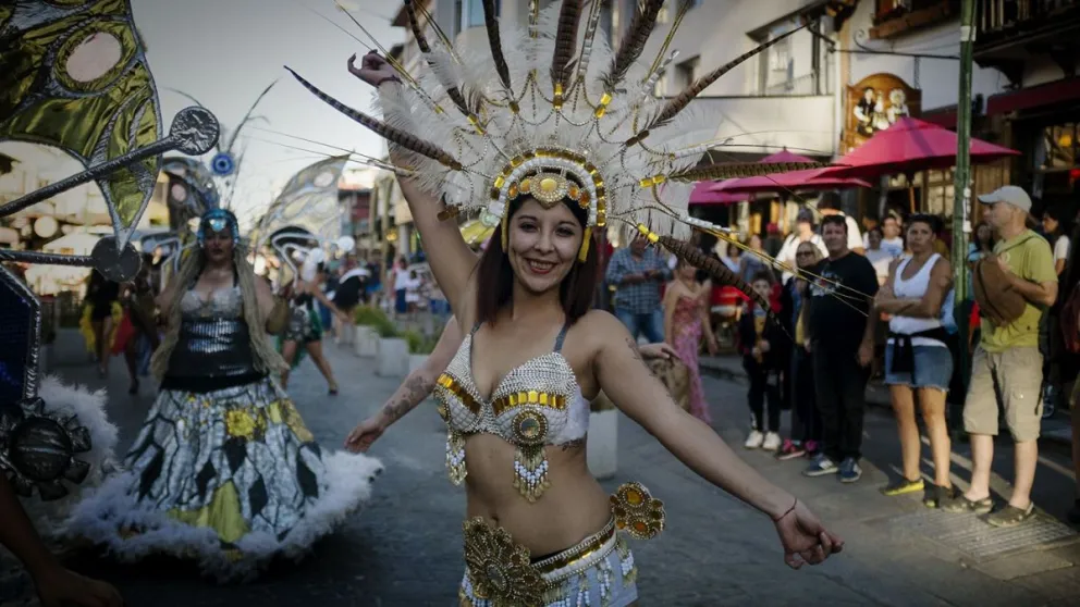 El centro vuelve a llenarse de los colores pre Carnaval