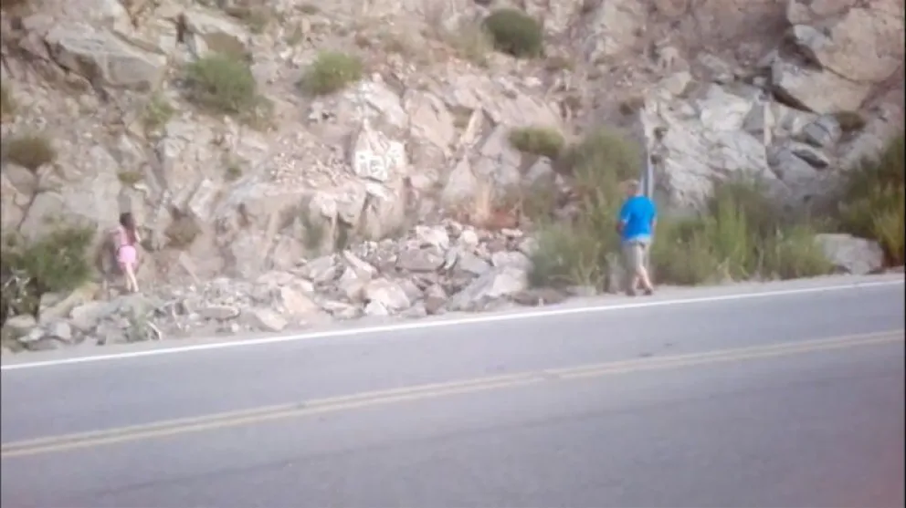 Escribieron la montaña con aerosol y los "escracharon" en las redes sociales