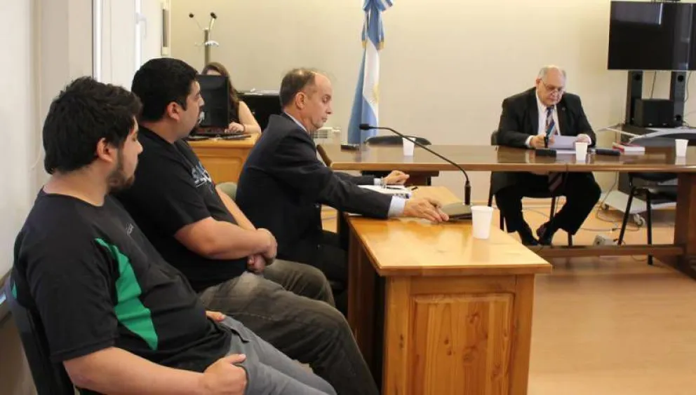 Los hermanos Millao durante la jornada en la cual fueron encontrados culpables del asesinato.