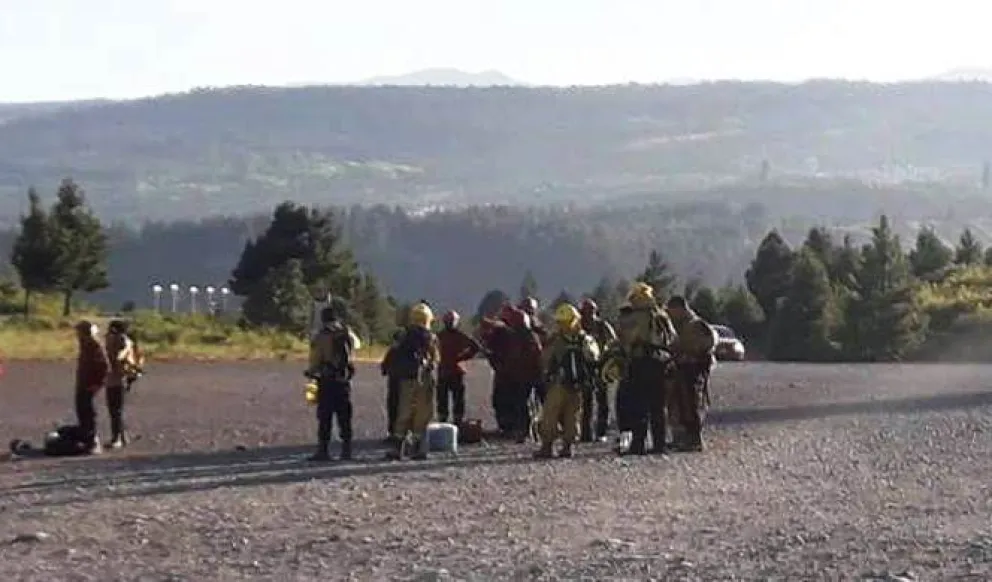 Diez integrantes del Splif Bariloche combaten las llamas en Epuyén