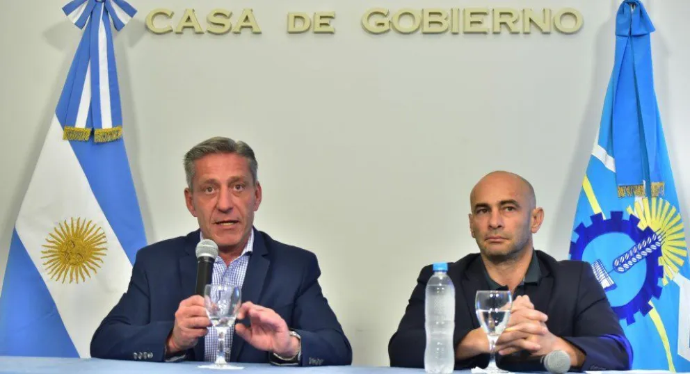 El gobernador Mariano Arcioni, en conferencia de prensa acompañando por el ministro de Gobierno, Federico Massoni.