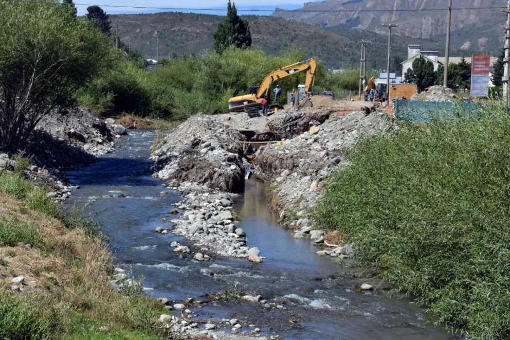 Preparan el terreno para las bases del nuevo puente del arroyo Ñireco