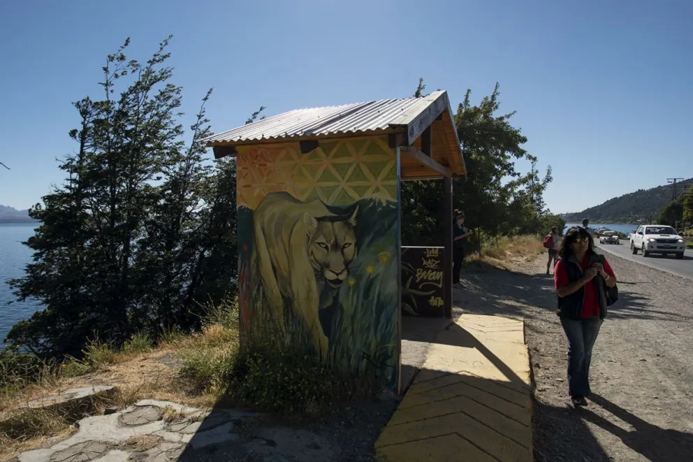 Estudiantes piden colaboración para restaurar las garitas de colectivos 