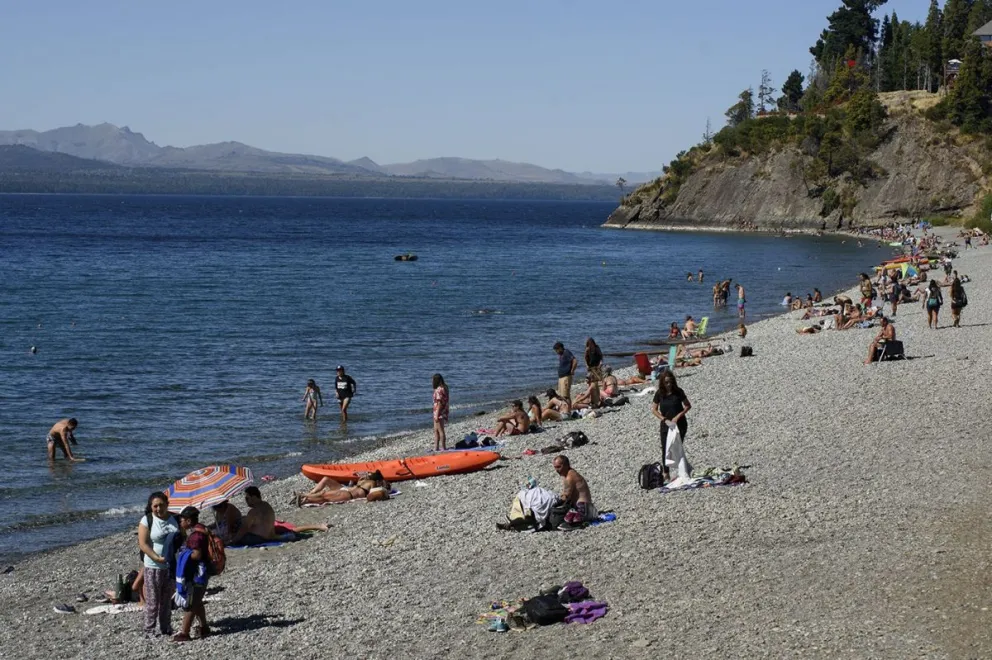 En el marco del paro nacional, realizan una nadada en el lago Nahuel Huapi
