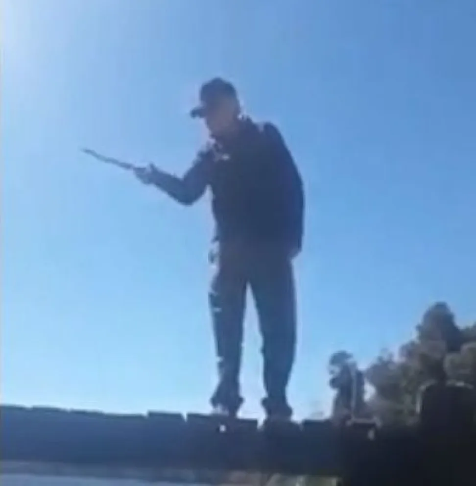 Amenazó a un grupo de chicos con “reventarlos a palos” si suben a un muelle