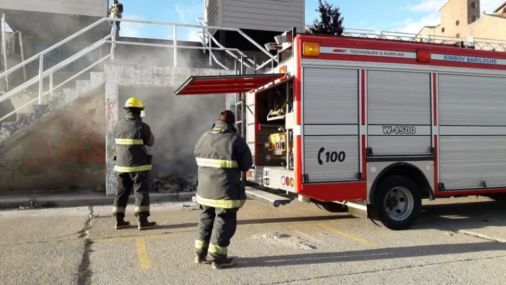 Los bomberos controlaron rápidamente el fuego. 